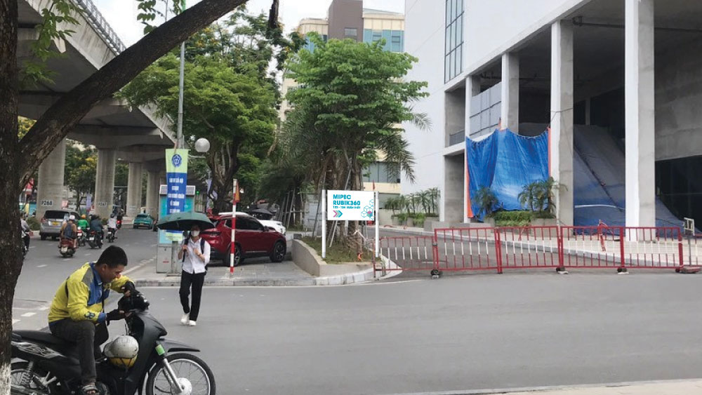 Biển chỉ dẫn vào tòa nhà