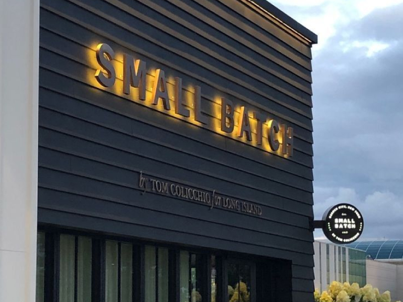 Ưu điểm và hạn chế khi làm bảng hiệu bằng tôn sóng