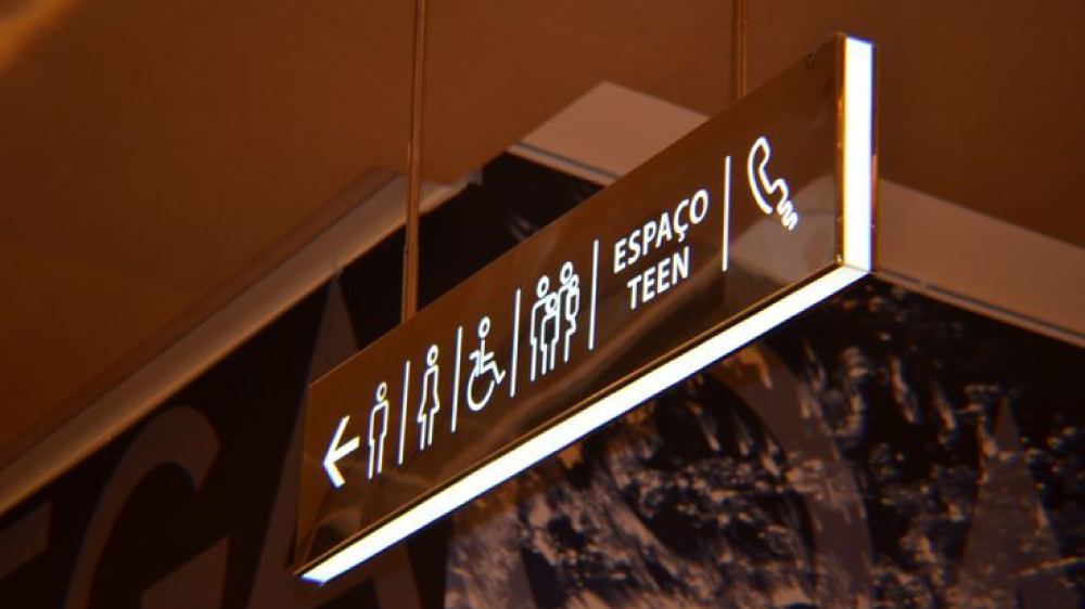 Xu hướng ánh sáng với biển bảng