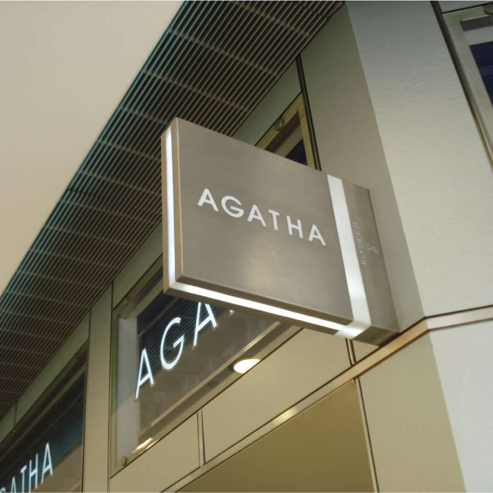 Biển bảng tối giản nhưng không kém phần sang trọng