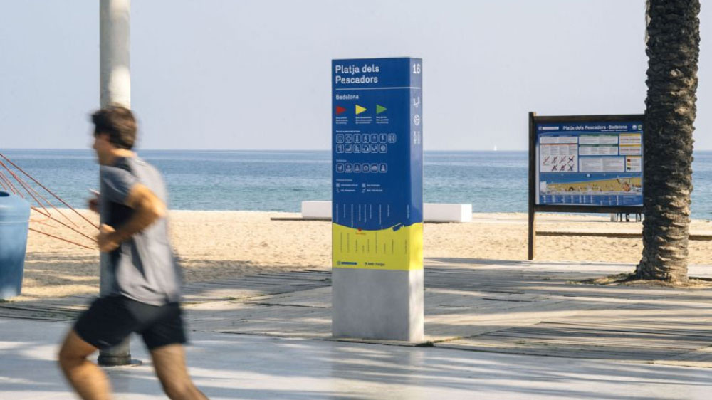 Biển bảng khu nghỉ dưỡng ven biển