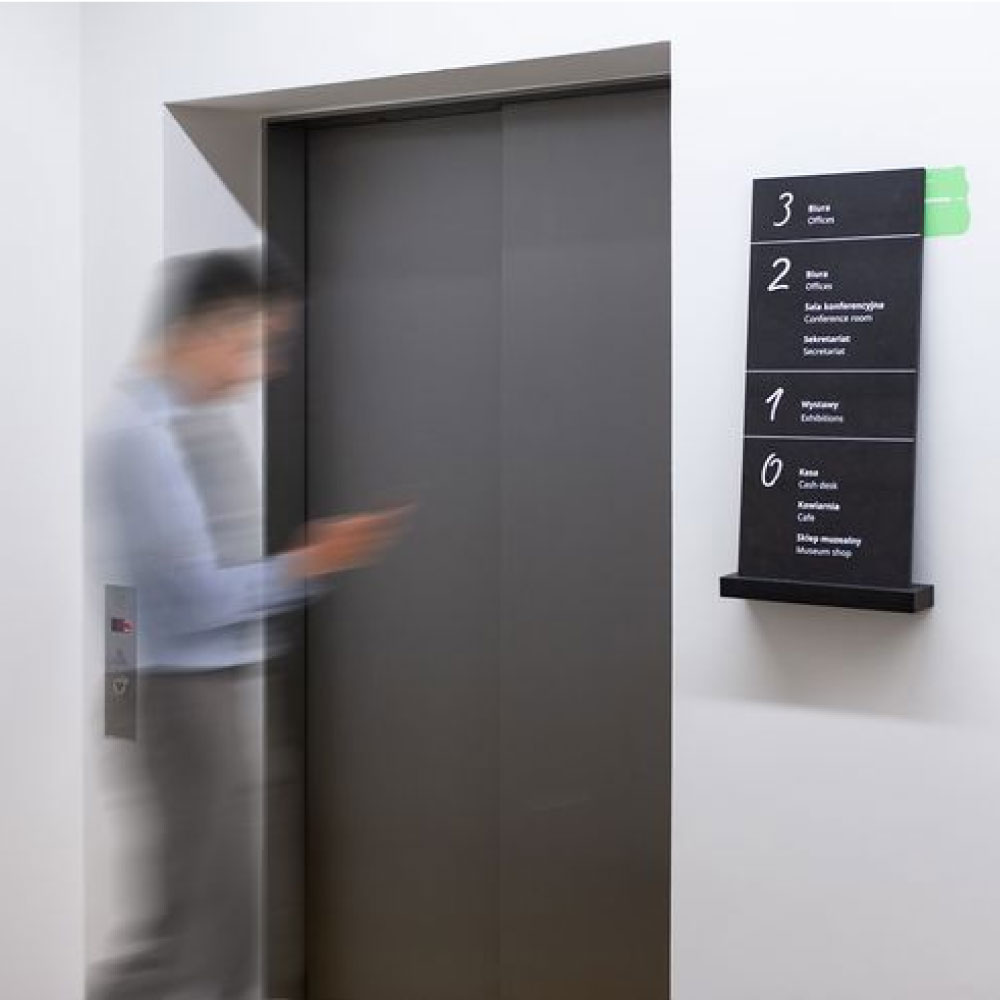 Biển thông tin tầng tại thang máy