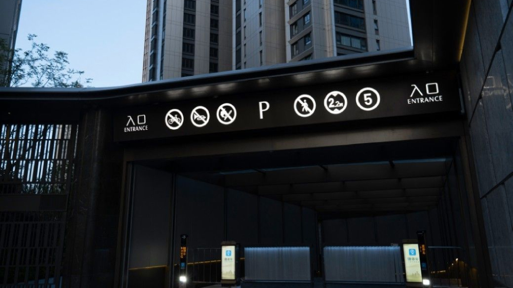 Biển bảng tối giản giúp người xem dễ đọc thông tin