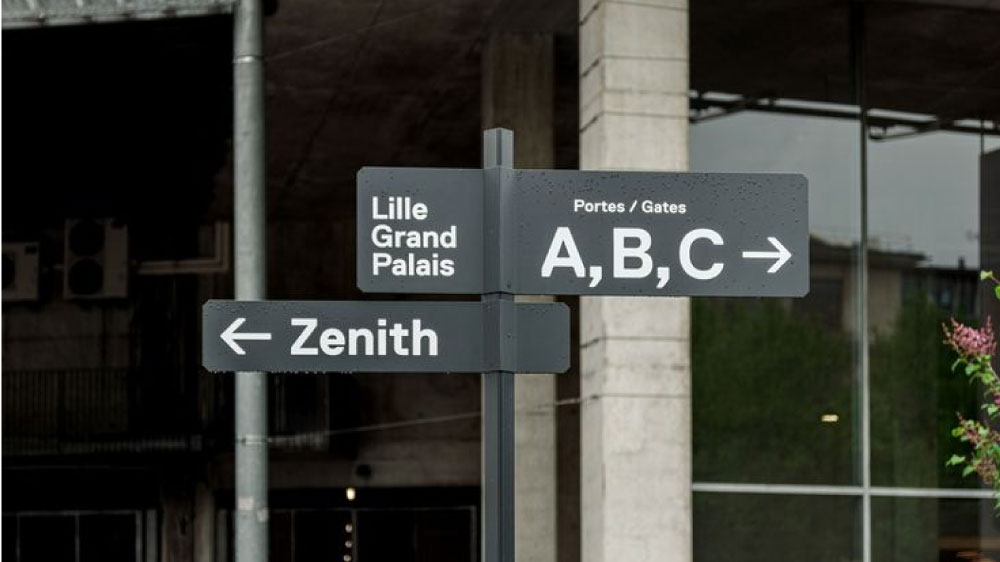 Biển chỉ hướng trước tòa nhà