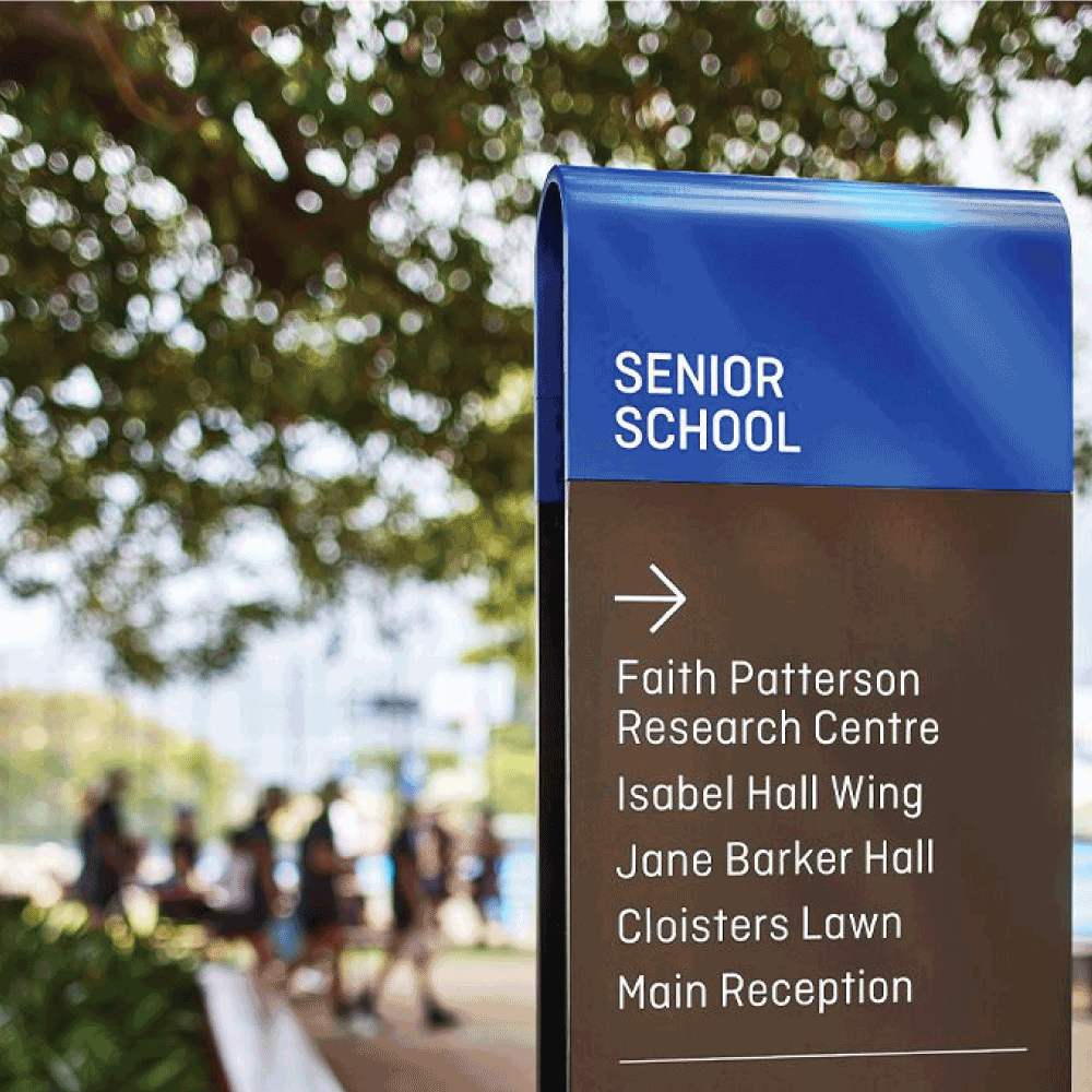 Biển bảng trường đại học