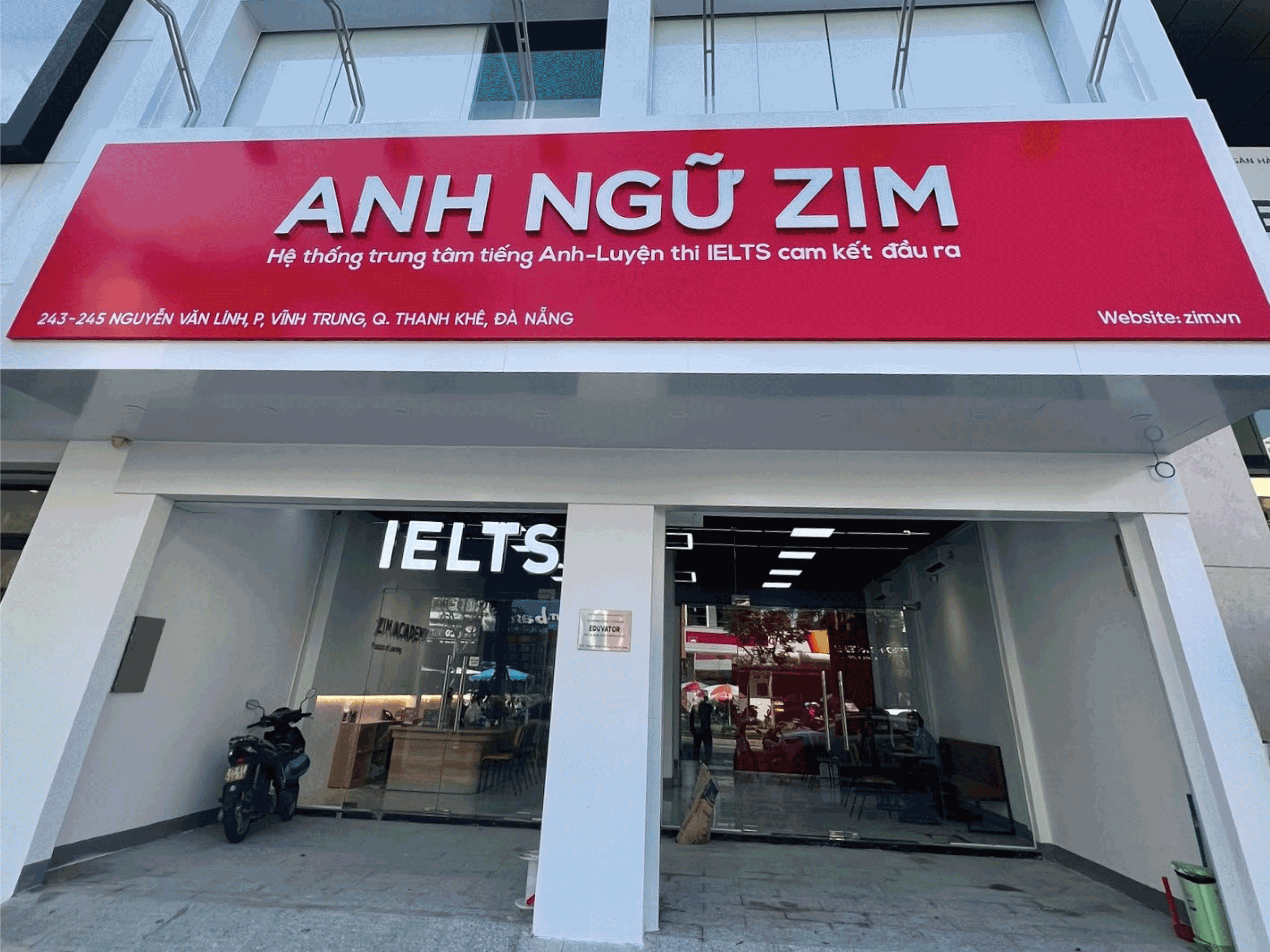 Xu hướng thiết kế biển bảng trung tâm tiếng Anh hiện đại và chuyên nghiệp