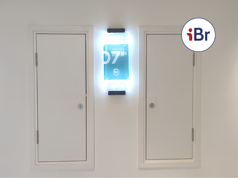 Biển chỉ dẫn bên trong khách sạn