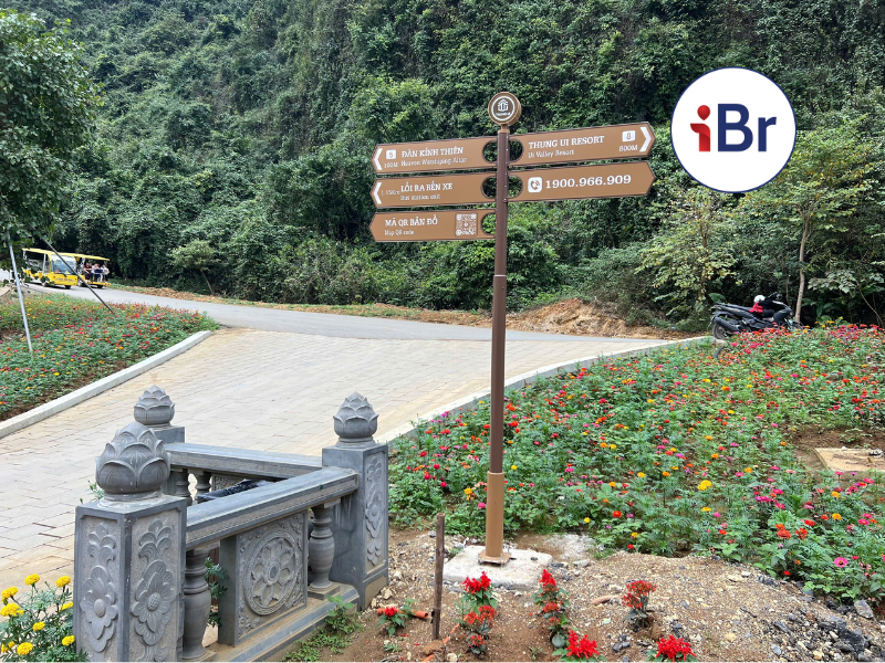 Biển chỉ dẫn khu du lịch hài hòa với cảnh quan kiến trúc